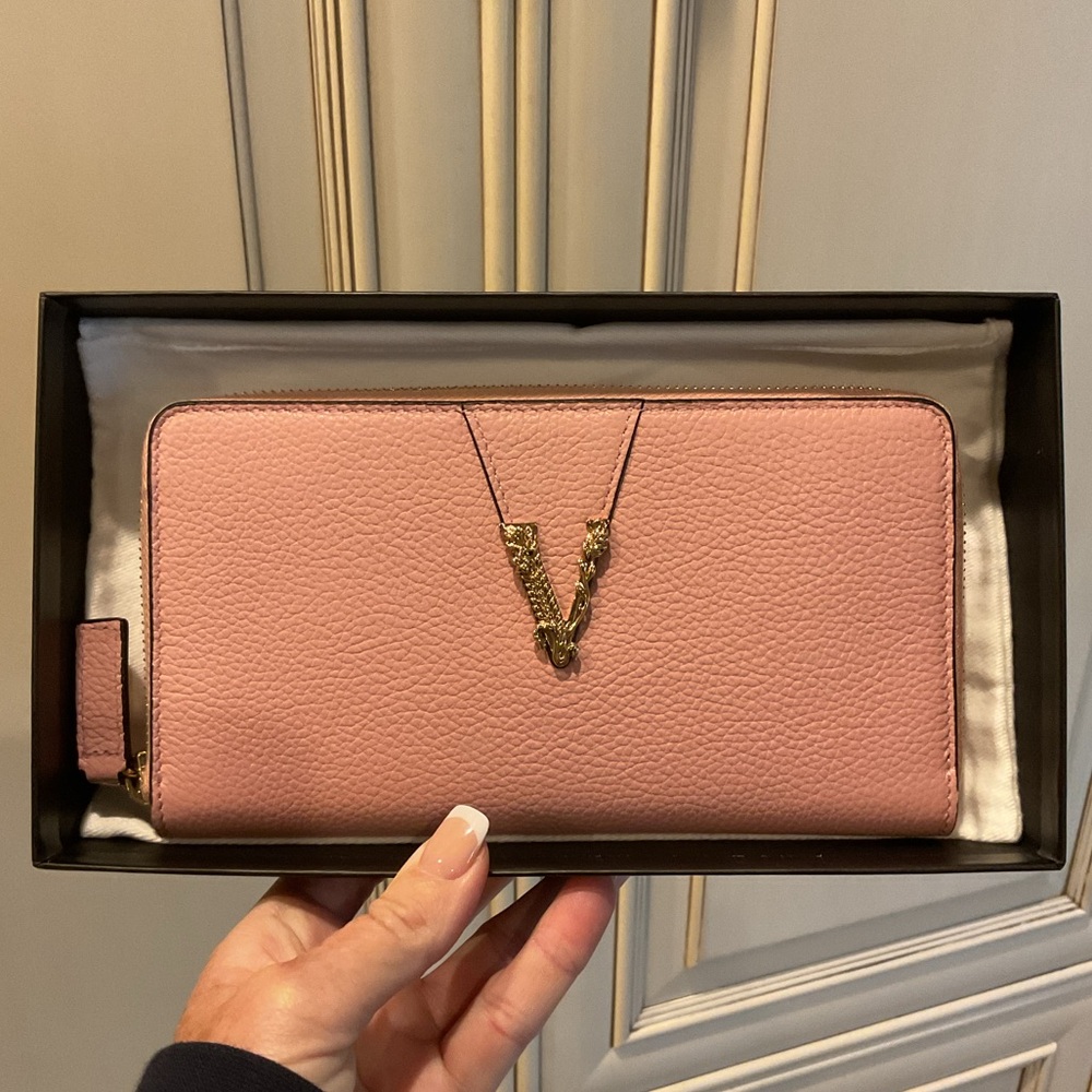 NWT VERSCE LONG ZIP AROUND WALLET